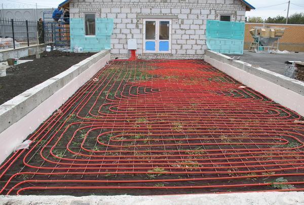 Pour réchauffer la serre au printemps, vous pouvez utiliser un plancher d'eau chaude.