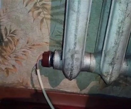 Radiator pemanasan besi tuang dengan elemen pemanasan terbina dalam