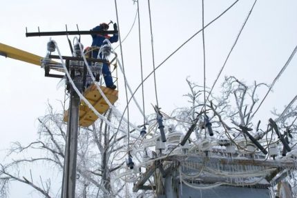 Електротехниците премахват последиците от ледения дъжд