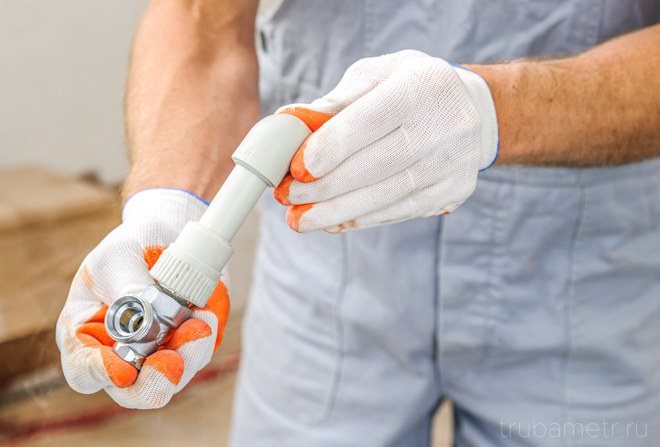 fragment de pipe pp entre les mains du maître