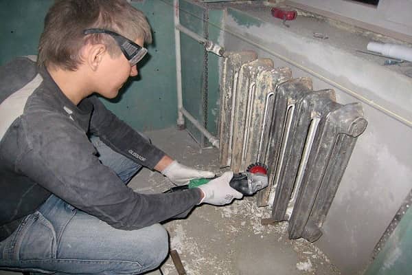 comment peindre une batterie en fonte à la maison: enlever la peinture avec un grinder