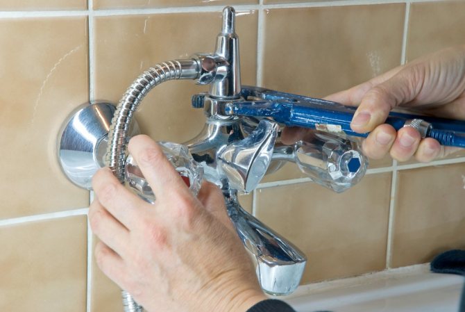 Comment visser correctement un robinet de salle de bain