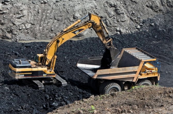 Chargement de charbon dans une carrière