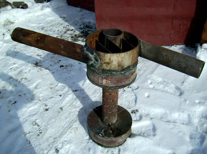 Un four en état de marche avec un circuit d'eau: le principe de fonctionnement d'une chaudière, un four à huile usée, des dessins d'un four avec une chemise d'eau, comment le faire vous-même