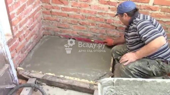 Préparation de la fondation du four pour un bain de brique, photo