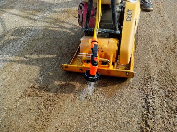 Специално устройство с водоснабдяване за уплътняване на пясък