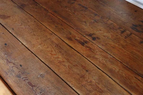 Plancher en bois ancien mais toujours solide