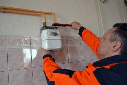 Technicien assemble un compteur de gaz