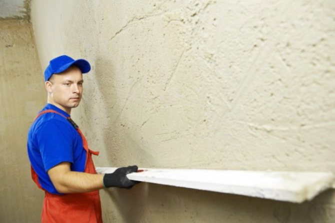 Le plâtre chaud peut être placé non seulement sur le mur