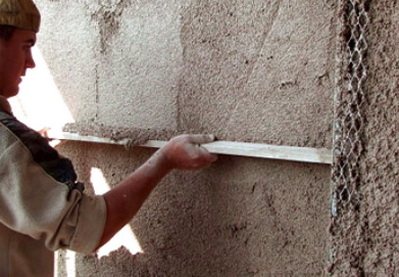 Le plâtre chaud peut être appliqué sur les murs comme un mortier ordinaire