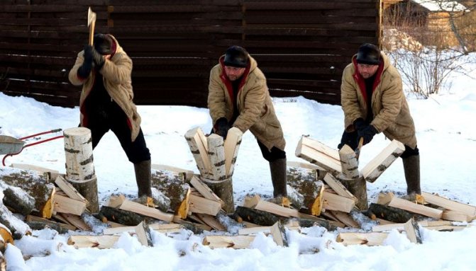 Само на инсценирани снимки цепенето на дърво изглежда е лесна и лесна задача.