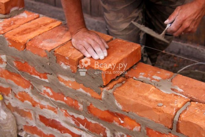 Poser le mur du poêle pour un bain de vos propres mains en briques