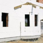 Isolation des murs avec de la mousse à l'extérieur de la maison